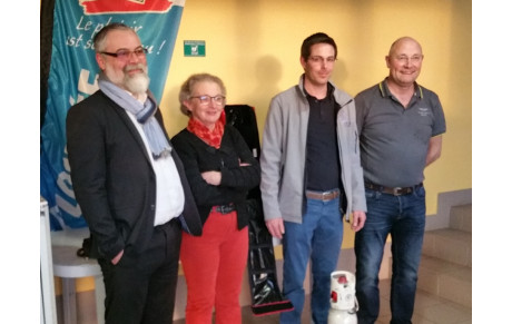 Le Credit Mutuel apporte son aide au Club de Plongée de L'Aigle.